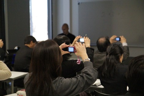 Japanilaiset vieraat tallensivat lähes kaiken kameroillaan. Kuva: Heli Toivonen.