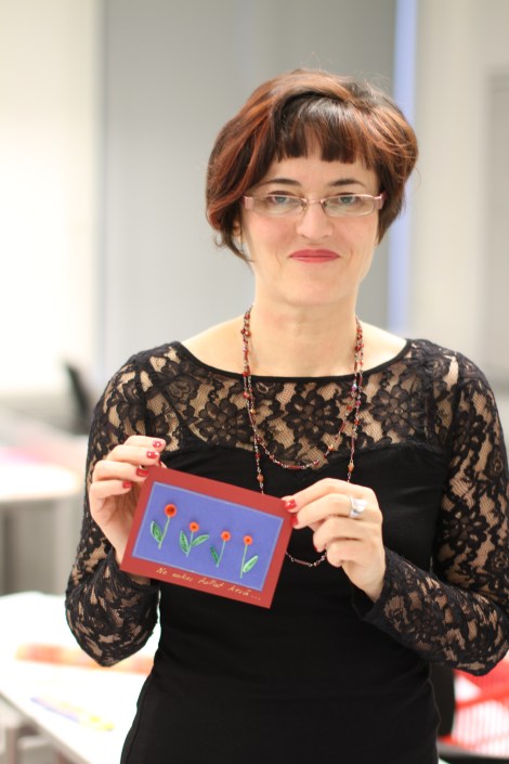 Luise von Bagh esittelee joulukorttipajan tuotoksia. Kuva: Antti Pentikäinen.