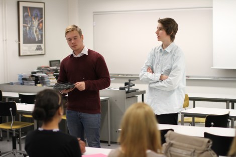 Sonny Kylä-liuhala ja Väinö VAsara vetävät räptyöpajaa. Kuva: Antti Pentikäinen.