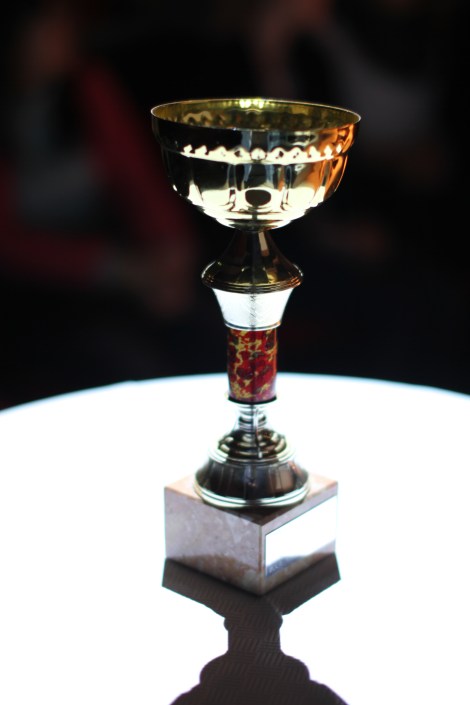 Tietäjä-visan palkintona on upea pokaali. Kuva: Antti Pentikäinen.