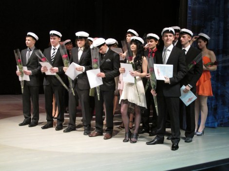 Tilun yo-juhla 7.12.2012.Tässä he ovat: Tilun uudet ylioppilaat! Kuva: Heli Toivonen.