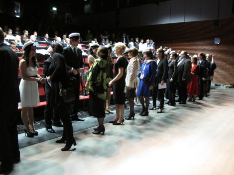 Tilun yo-juhla 7.12.2012.Juhlan lopuksi opettajat onnittelivat uusia ylioppilaita. Kuva: Heli Toivonen.