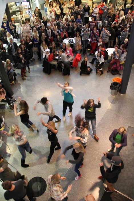 Tilun tutoreiden flash mob 17.12.2012 sai valtaisat aplodit ala-aulaan kerääntyneiltä tilulaisilta. Kuva: Antti Pentikäinen.