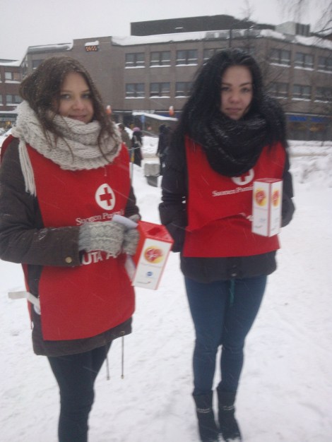 UE 3 -kurssilaiset Maiju Kettunen ja Roosa Pöllönen keräsivät rahaa hyvään tarkoitukseen Tikkurilassa. Kuva: Maijaleena Kupiainen.