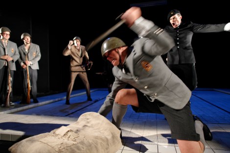 Pahuus-näytelmä sisältää rajujakin kohtauksia. Kuvassa Kalle Lamberg, Vesa Vatanen, Jesse Vinnari, Asko Vaarala ja Johannes Holopainen. Kuvaaja Yehia Eweis. Kuva: Kansallisteatteri.