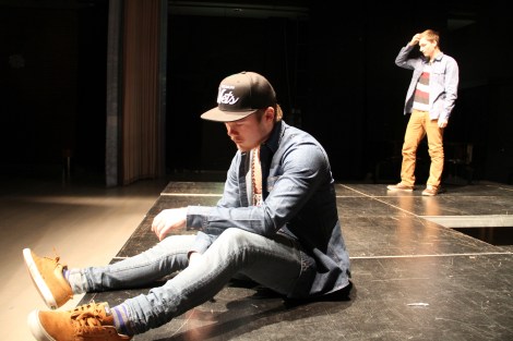 Sonny Kylä-Liuhala (vas.) ja Teemu Tenkanen näyttelevät Antti Pentikäisen kirjoittamassa pienoisnäutelmässä Poikien välisestä ystävyydestä. Kuva on joululomalla pidetyistä harjoituksista. Kuva: Antti Pentikäinen.