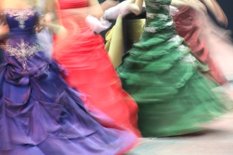 Tärkeä osa wanhojen tansseja on ikäluokan oma tanssi. Upeat puvut tuovat tapahtumaan juhlavuutta. Kuva: Antti Pentikäinen.