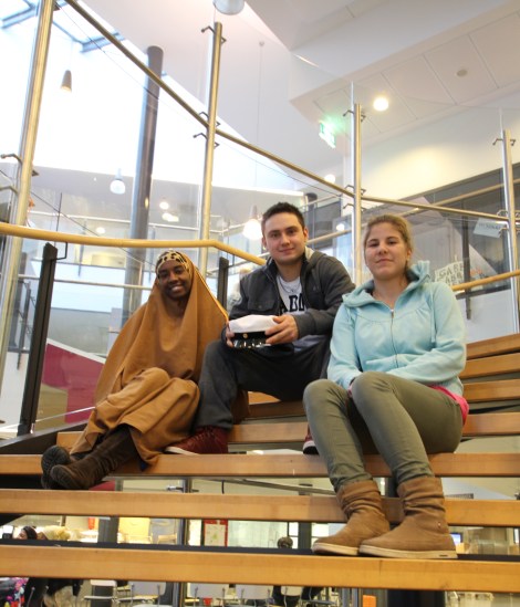 Ahmed Khadan, Pavel Savin ja Marlen Griffel ovat pääosissa Tikkurilan lukiossa kuvatussa dokumentissa Sankariainesta - kolmen lukiolaisen tarina. Kuva: Lari Koponen.