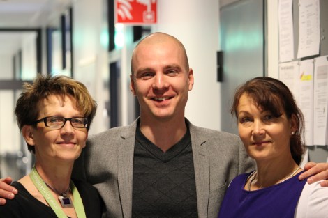 Yhteistyö kansliassa on sujunut saumattomasti rehtorin ja koulusihteerien välillä. Ari Ranki kiittelee vuolaasti Sirpa Malvaa (vas.) ja Merja Baumgartneria. Kuva: Antti Pentikäinen.