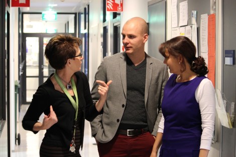 – Sipe ja Merja auttavat koulun arjen sujumisessa, Ari Ranki kertoo. Kuva: Antti Pentikainen.