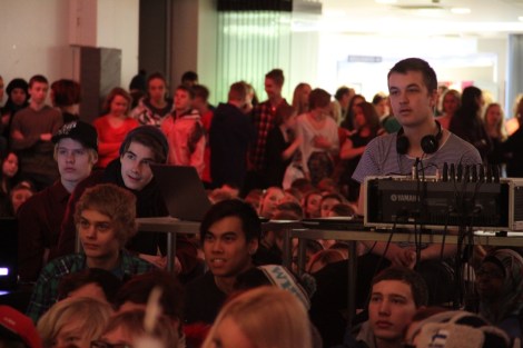 Abien lähtiessä uudet valo- ja ääni-ihmiset ottavat ohjat käsiinsä. Kiitos heille hienosta show’sta. Kuva: Antti Pentikäinen.