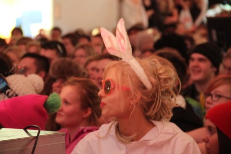 Gaalan yleisö oli täynnä upeasti sonnustautuneita abeja, kakkosia ja ykkösiä. Kuva: Antti Pentikäinen.