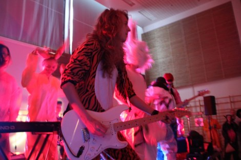 Salin lavalla oli hillitön meno. Tilun bändit ovat aina olleet loistavia, niin myös tänään. Kuvassa tiluttelee kitara- ja tukkajumala Jani Laine. Kuva: Antti Pentikäinen.