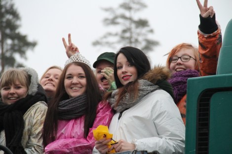 Penkkaririehan päätteeksi Tilun abit pakkautuivat rekkoihin ja kiertelivät ympäri Vantaata karkkeja heittelemässä. Kuva: Antti Pentikäinen.