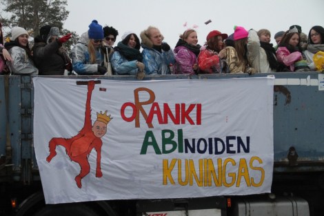 Lukuvuoden kolme ensimmäistä jaksoa rehtorina työskennellyt Ari Ranki taisi saada penkkaripäivänä uuden lempinimen. Kuva: Antti Pentikäinen.