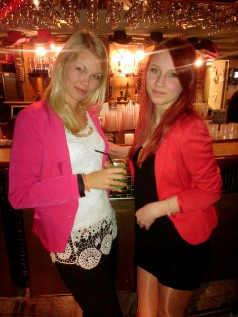 Netta ja Sofia rentoutuivat abiristeilyllä penkkariviikon ja abivideon tekemisen jälkeen.