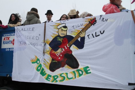 Maalatut lakanat kuuluvat penkkarirekkojen kylkiin kuin valkolakki ylioppilaan päähän. Kuva: Antti Pentikäinen.