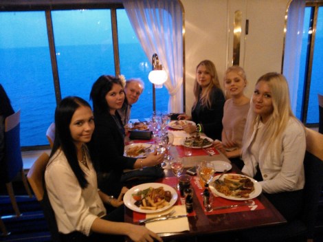 Tilulaisia oli laivalla niin paljon, että saimme oman ruokailutilan. 