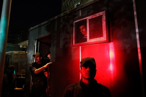 Sotilaat tarkkailevat ohikulkijoita Tahririn aukion kulmalla Egyptin kansannousun aikana 27.1.2011. Kairossa oli mellakkapoliiseja melkein joka kadunkulmassa, tunnelma oli odottava. Kuva: Sami Kero / HS, 27.1.2011