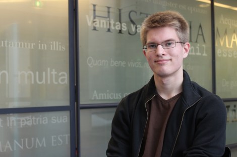 Iiro Kostiainen luki kansalliseen maantiedekilpailuun joululomalla. Kuva: Dana Mikhlik.