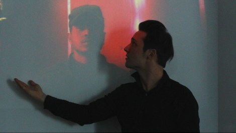 Sami Kero höysti luentoaan kiinnostavilla valokuvillaan. Kuva: Joona Kamu.