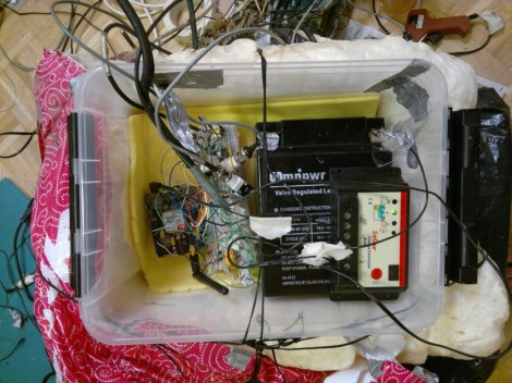 "Robotin keskusyksikkö, jossa oikealla akku ja vasemmalla mikrotietokone sekä elektroniikat," Juho Iipponen kertoo. Kuva: Juho Iipponen.