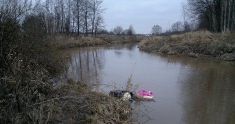 "Robotin viimeisin versio, joka kelluu vedessä (punainen). Vasemmalla sameussensori (musta), joka mittasi veden sameutta," Juho muistelee. Kuva: Juho Iipponen.