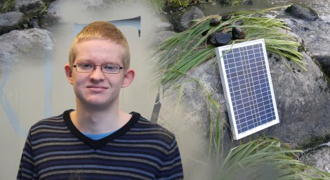 Juho kertoo tutkimusrobotistaan: "Robotti naamioituna heinien alla. Seuraavana päivänä löysimme robotin keskusyksikön sabotoituna ja heinät pois heitettyinä. Korjaus viivästytti tutkimustamme." Kuva: Dana Mikhlik ja Juho Iipponen.