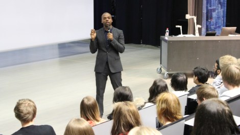 Jani Toivola oli karismaattinen ja taitava puhuja. Hän piti koko luennon ilman muistiinpanoja tai PowerPoint-esitystä. Kuva: tui Pham.