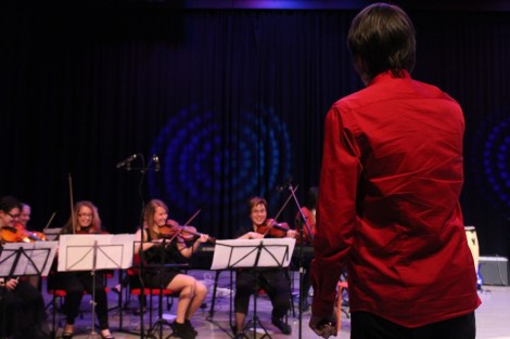 Soittourakkansa ohella Joel (punaisessa paidassa) johti myös orkesteria. Kuva: Antti Pentikäinen.