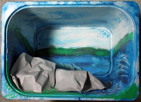 Vilhelmiina Joensuu Tehtävä 4: Missä kuljin kerran Kolmiosainen dioraama, joka toisintaa tekijälle tärkeitä maisemia abstraktin ekspressionismin hengessä. Sekatekniikka kolmeen muovilaatikkoon (3x) 60 x 50 x 40 cm.