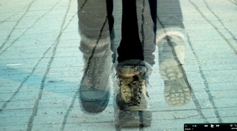 Inka Nieminen Tehtävä 5: Liikkeellä Teos tutkii kävelyn liikettä ja etenemistä (tai paikoillaan pysymistä) fyysisenä ja käsitteellisenä ilmiönä. Yksikanavainen video 4 min.