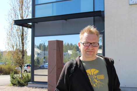     Tuomas Rantanen rohkaisee kaikkia suomalaisia vaikuttamaan omien asioiden hoitamiseen. Hän itse toimii muun muassa kotikaupounginosassaan Roihuvuoressa. Kuva: Dana Mikhlik.