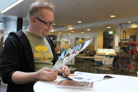 Muun muassa Voima-lehden kustantaja tunnettu Tuomas Rantanen tutustui myös tilulaisten mediatuotoksiin. Tarkan katseen alle pääsivät muun muassa Häly sekä Sankariainesta-elokuva. Kuva: Dana Mikhlik.