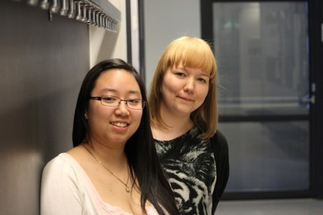 Hälyn kuvauskoulun satoa 3: Henkilökuvia tarvitaan esimerkiksi haastatteluissa, mutta sellaisen ottaminen onkin yllättävän vaikeaa. Tässä on onnistuttu saamaan kaksi ihmistä luontevasti samaan kuvaan. Lämminsävyiset kasvot erottuvat kauniisti neutraalista taustasta.