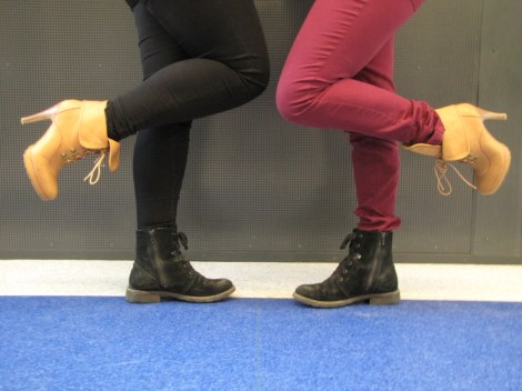 Hälyn kuvauskoulun satoa 4: Vitsikkäässä kuvassa on osattu pelkistää: kaikki turha on karsittu pois. Muutama väri, selkeän symmetrinen sommittelu ja nokkela idea tekevät kuvasta onnistuneen.