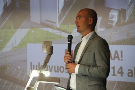 Ari Ranki valittiin kesäkuussa Tikkurilan lukion uudeksi rehtoriksi. Hän hoitaa tehtävää syyskuun loppuun asti entisen rehtorin Risto Väyrysen sijaisena ja jatkaa sitten virassa vakituisesti. Kuva: Antti Pentikäinen.