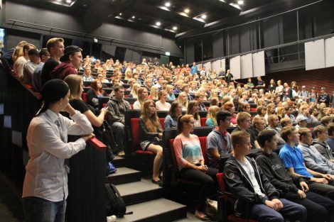 Tilun auditorio on täpötäynnä aamupäivän infotilaisuuksissa. Kuvassa kakkosia. Kuva: Antti Pentikäinen.