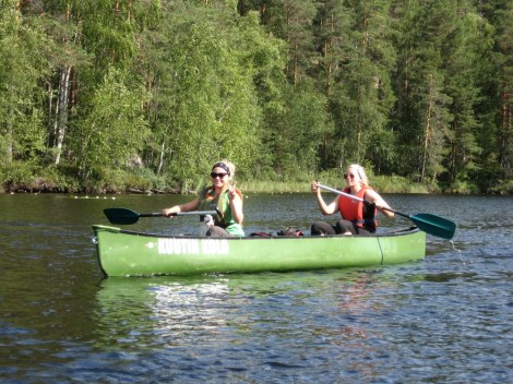 Repopveden kansallispuistossa liikuttiin jalan ja kanooteilla. Kuva: Mika Meller.