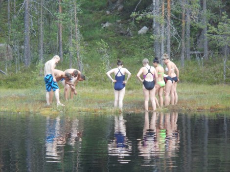 Leiriläiset tutkivat luontoa vaelluskurssilla. Kuva: Alexander Ritchie.