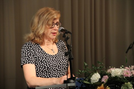 Ryhmänohjaaja Jaana Siitonen pohti juhlapuheessaan tulevaisuutta ja sen mahdollisuuksia. Kuva: Antti Pentikäinen. 