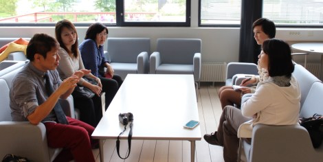 Julia Saari haastatteli singaporelaisia vieraita koulun blogia varten. Kuva: Lauri Kuusisto.