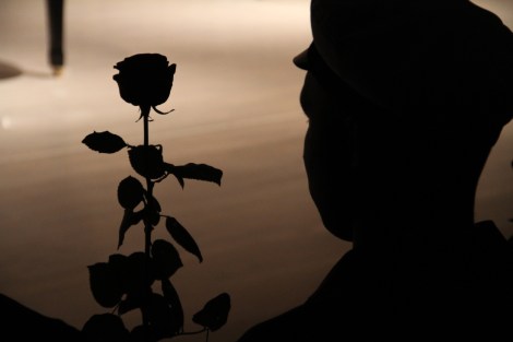 IB-ylioppilaat kuuntelivat keskittyneesti puheita ja musiikkiesityksiä. Kuva: Antti Pentikäinen.