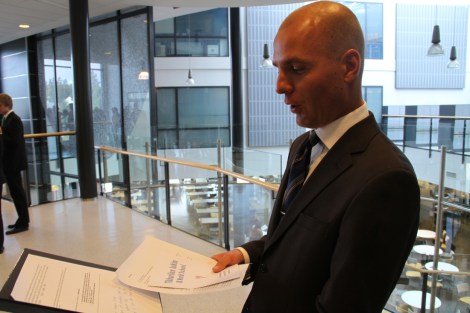 Uusi rehtori kertasi puhettaan auditorion lämpiössä ennen juhlan alkua. Hyvin meni! Kuva Antti Pentikäinen.