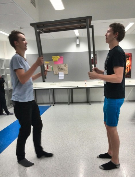 Elmo Pellava ja Marius Eklund esittävät sirkuslaisia. Marius oli mukana myös edellisessä musikaalissa. Silloin tosin vain varjokuvana. Kuva: Rebecca Hopkins.