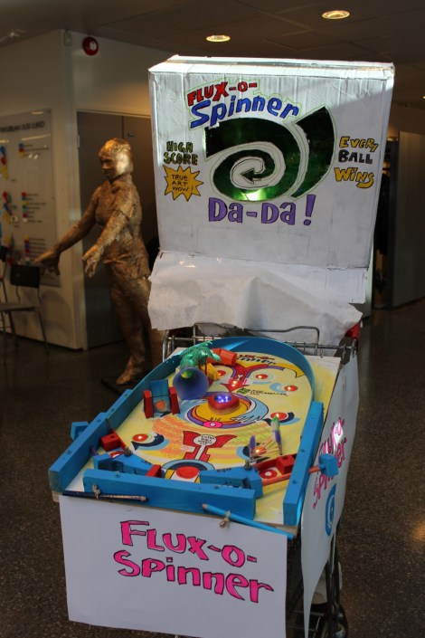 Flipperin sisään kätkeytyy eräs Tilun opettajajista. Kuva: Pipsa Hämäläinen ja Tua Valtonen