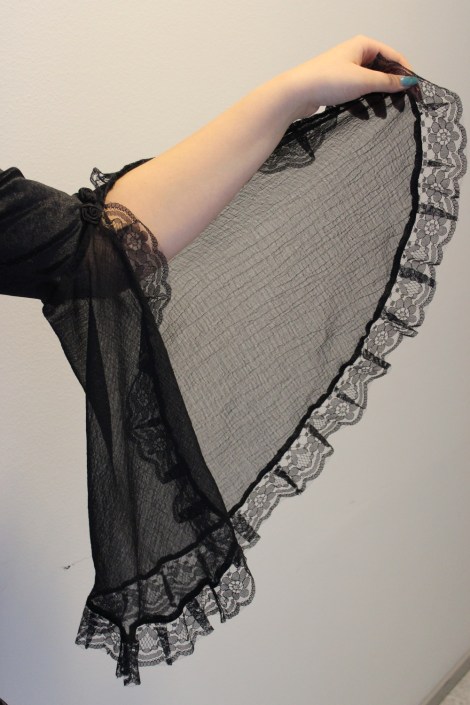 Monissa asuissa oli taidokkaita yksityiskohtia. Kuva: Pipsa Hämäläinen ja Tua Valtonen