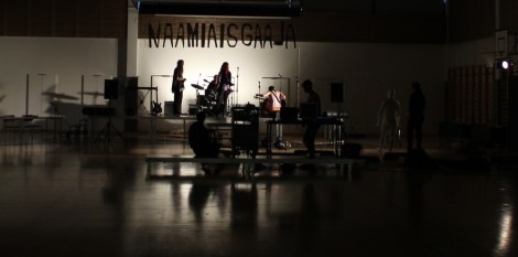 Naamiaisgaalan valmistelua salissa. Kuva: Pipsa Hämäläinen ja Tua Valtonen