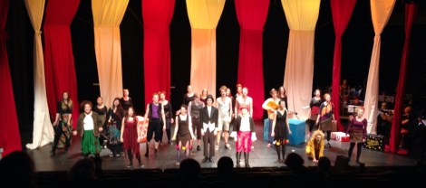 Tilun auditorio on lavastettu suureksi sirkusteltaksi. Kuva: Antti Pentikäinen.