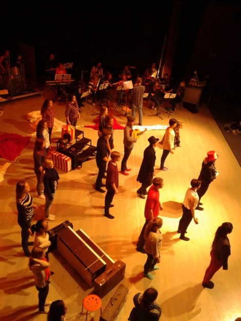 Kuva on otettu auditorion huoltosillalta harjoituksissa. Kaikki on vielä pahasti kesken.